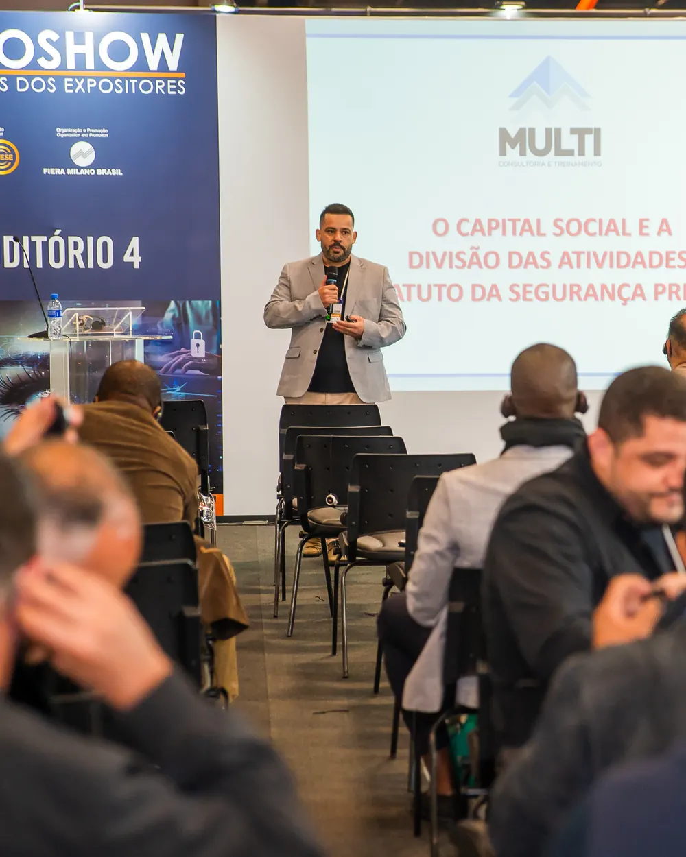Diego Ferreira dando palestra para uma plateia de empresários
